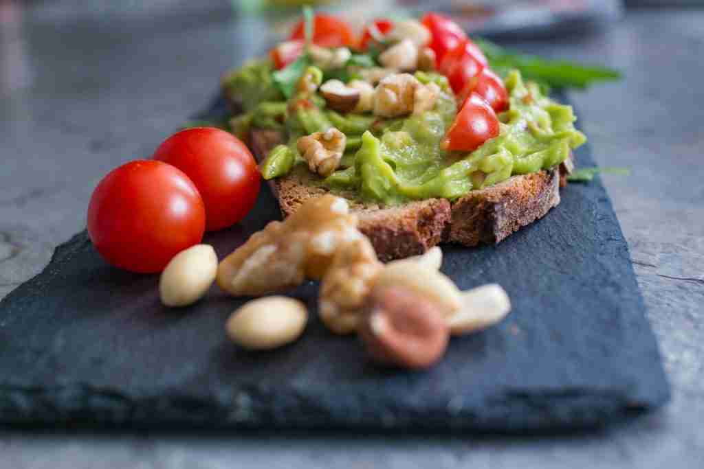 Bruschetta avocado pomodorini noci